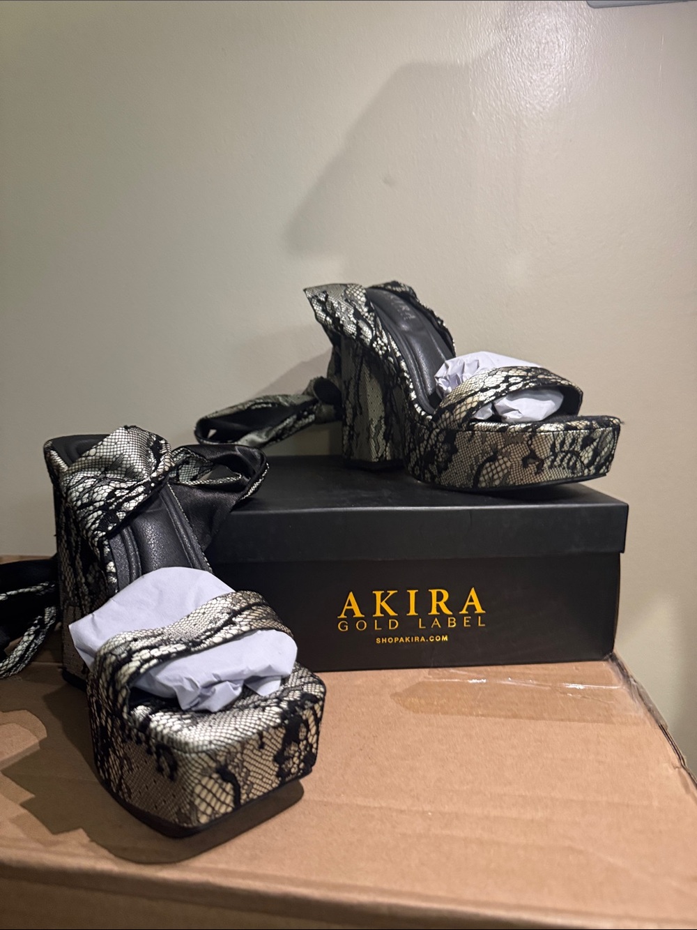 AKIRA AKIRA GOLD AMBROISINE BLACK LACE STRAPPY CHUNKY SANDAL Size 8.58.5